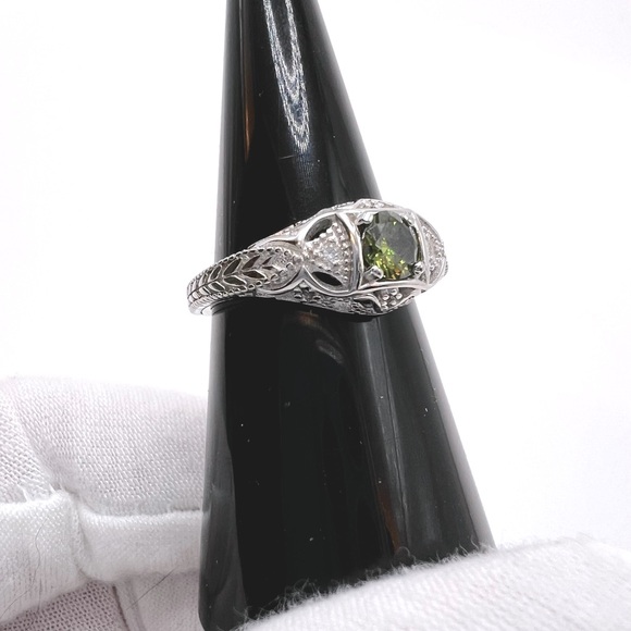 .925 Sterling Silver Vintage Inspired Simulated Peridot Cz Ring - Picture 6 of 17